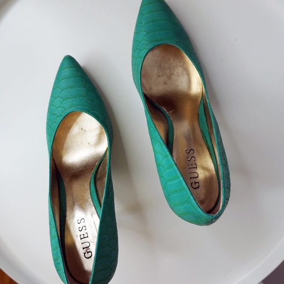 GUESS Turquoise Snake Skin Pump - Picture 4 of 6